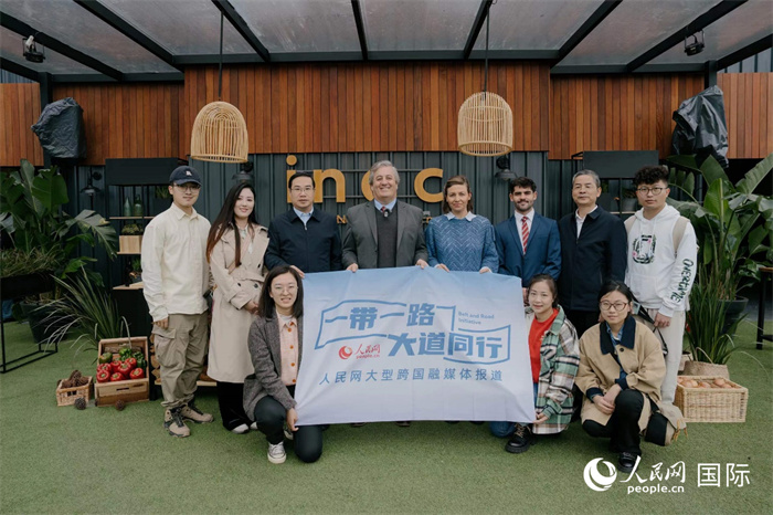 在烏拉圭第118屆普拉多牧農(nóng)業(yè)國際博覽會上，烏拉圭國家肉類協(xié)會主席與人民網(wǎng)記者合影。人民網(wǎng)記者 張若涵攝