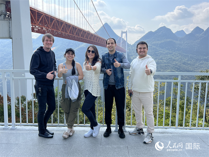 歐亞國家記者在壩陵河大橋下合影，并給大橋“點(diǎn)贊”。人民網(wǎng) 花放攝
