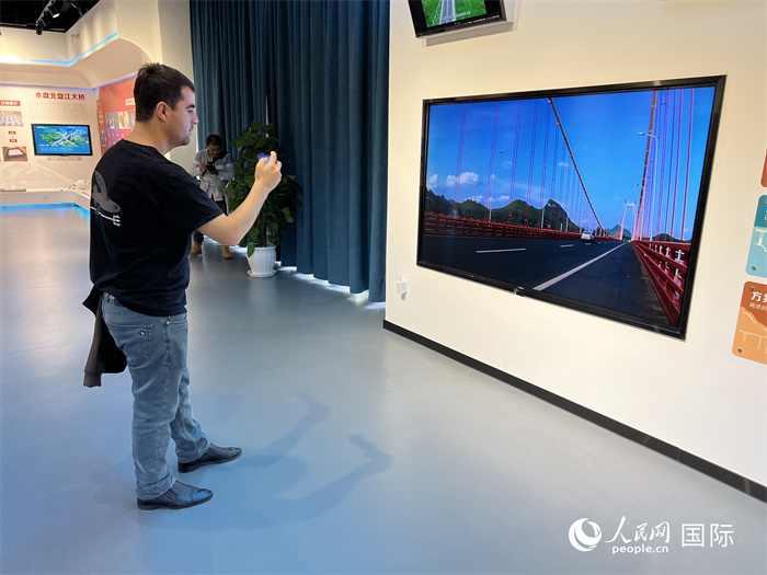 歐亞國家記者在橋梁博物館參觀。（人民網(wǎng) 花放攝）