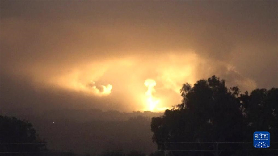 這張從以色列國(guó)防軍發(fā)布視頻中截取的圖片顯示，10月27日晚，以軍進(jìn)入加沙地帶開(kāi)展地面行動(dòng)。新華社發(fā)