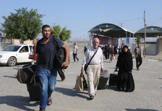   11月1日，人們?cè)诶诎都由骋粋?cè)準(zhǔn)備前往埃及。新華社發(fā)（哈立德·奧馬爾攝）