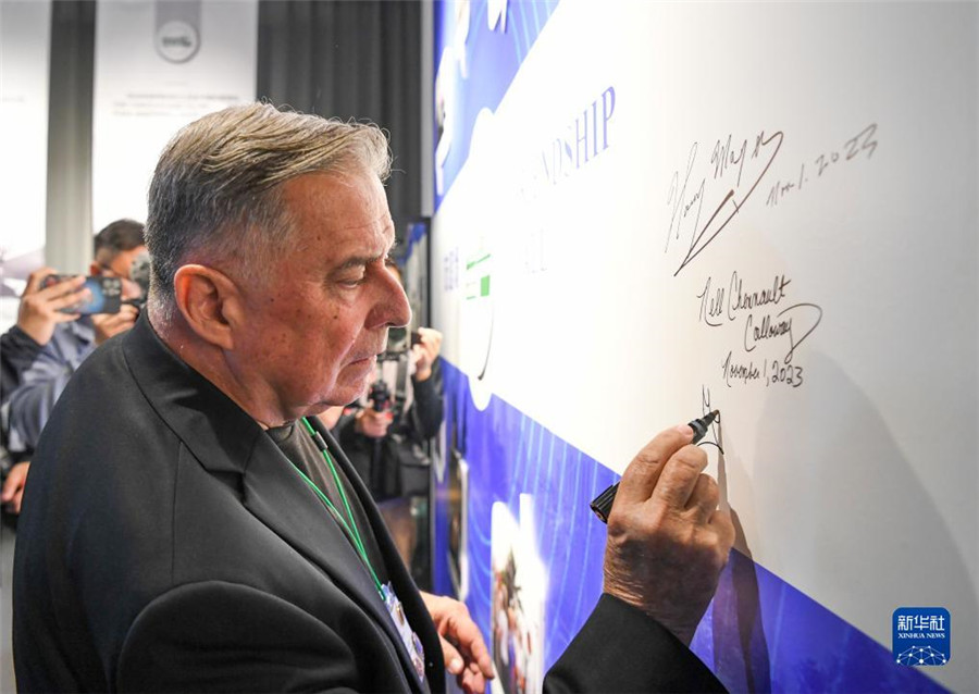 11月1日，美中航空遺產(chǎn)基金會主席格林在重慶史迪威博物館友誼墻上簽名。新華社記者 王全超 攝