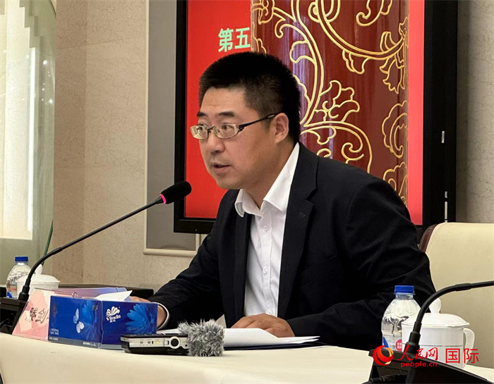 10月31日，歐美同學會副秘書長滕劍峰在第五屆中法文化論壇媒體吹風會上講話。（人民網 謝瑩攝）