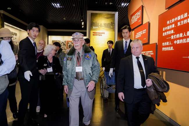 2023年10月30日，美國飛虎隊(duì)老兵梅爾·麥克馬倫一行參訪中國人民抗日戰(zhàn)爭紀(jì)念館。中國人民對外友好協(xié)會(huì)供圖