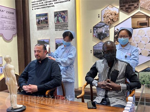   （外媒記者爭(zhēng)先恐后體驗(yàn)艾灸，直呼神奇。中國經(jīng)濟(jì)周刊記者 郭志強(qiáng) 攝）