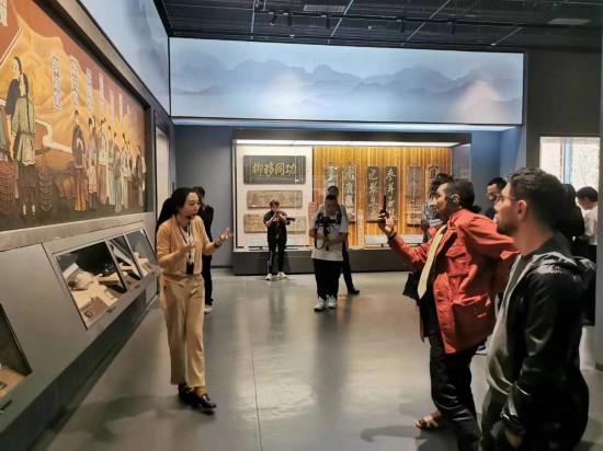  2023“一帶一路”媒體合作論壇聯(lián)合采訪團(tuán)參觀中國(guó)藥都中醫(yī)藥博物館。（本報(bào)記者 黃超攝）