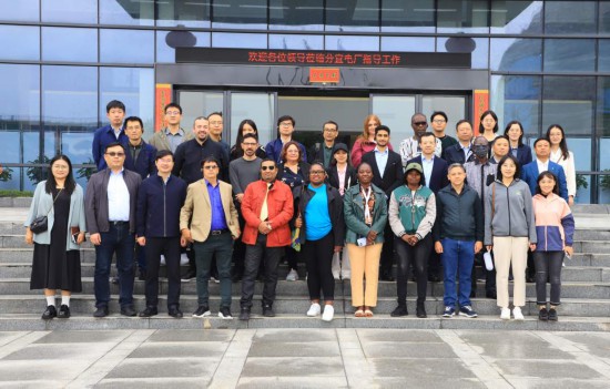   2023“一帶一路”媒體合作論壇聯(lián)合采訪團參觀國家電投江西公司新余市綜合智慧零碳電廠。（受訪者供圖）