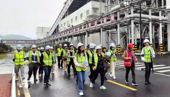   2023“一帶一路”媒體合作論壇聯(lián)合采訪團走進國家電投江西公司分宜電廠廠區(qū)。（本報記者 周歡攝）
