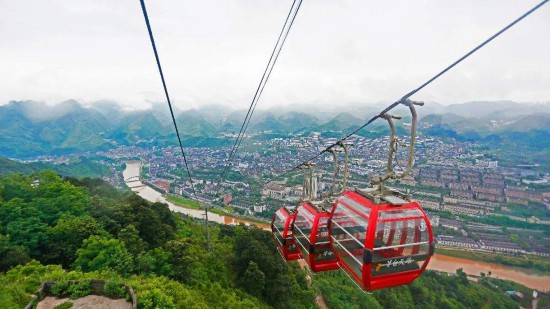 　　在纜車上俯瞰赤水河及茅臺鎮(zhèn)風景。資料圖片