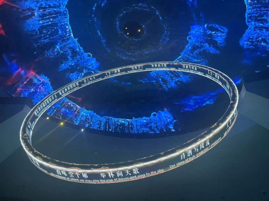 　　《天釀》演出中，屏幕上展示的歌詞。本報記者葉子攝