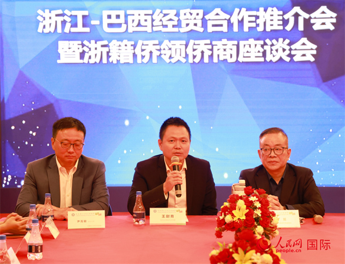 中國駐里約代總領事王尉育（中）在活動中致辭。人民網(wǎng)記者 陳海琪攝