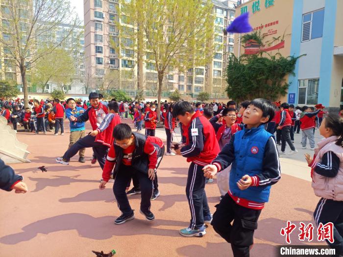 資料圖：小學生在大課間踢毽子。黃建 攝