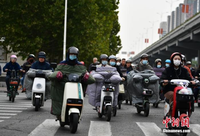 11月3日，河北石家莊迎降溫天氣，市民“捂”裝出行。 <a target='_blank' href='/'><p  align=