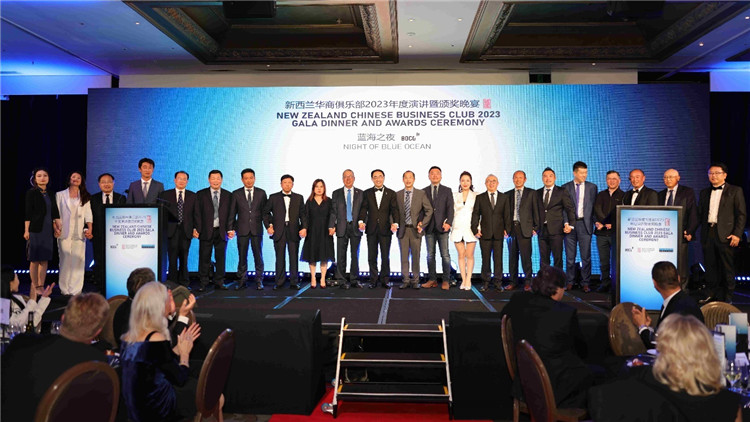 新西蘭華商聯(lián)合總會(huì)首批會(huì)員代表上臺(tái)亮相。攝影：張凱