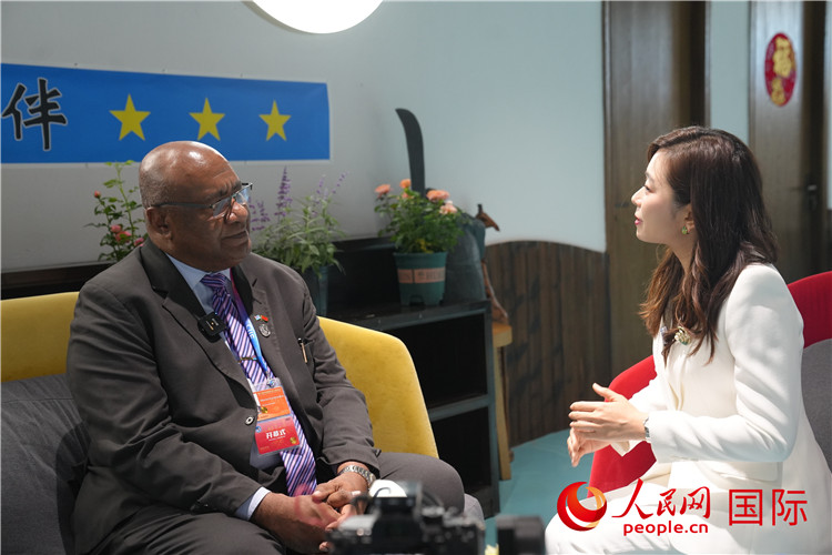 斐濟(jì)副總理兼貿(mào)易部長(zhǎng)卡米卡米加接受人民網(wǎng)記者專訪。人民網(wǎng)記者 吳超嵐攝