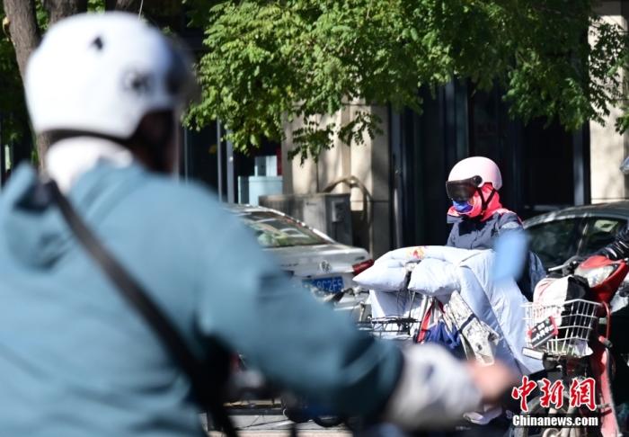 石家莊街頭，市民紛紛穿上厚厚的外套“捂”裝前行。 <a target='_blank' href='/'><p  align=