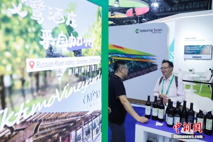 11月6日，參觀者與展臺工作人員交流。當日，第六屆中國國際進口博覽會在國家會展中心(上海)舉行。據(jù)上海美國商會官網(wǎng)消息，為進一步加強中美經(jīng)貿(mào)聯(lián)系，上海美國商會與美國農(nóng)業(yè)部合作參展2023年第六屆中國國際進口博覽會。今年是美國政府首次設(shè)立官方展館。<a target='_blank' href='/'><p  align=