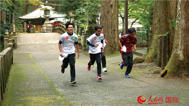 中日青少年在百年古剎里奔跑，揮灑青春的汗水。人民網(wǎng) 蔣曉辰攝