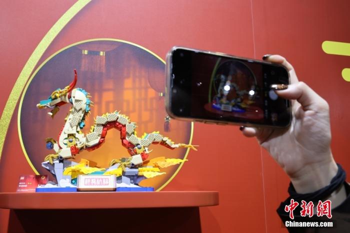 第六屆中國(guó)國(guó)際進(jìn)口博覽會(huì)舉行，消費(fèi)品展區(qū)展出以生肖龍為題材的中國(guó)元素產(chǎn)品。<a target='_blank' href='/'><p  align=