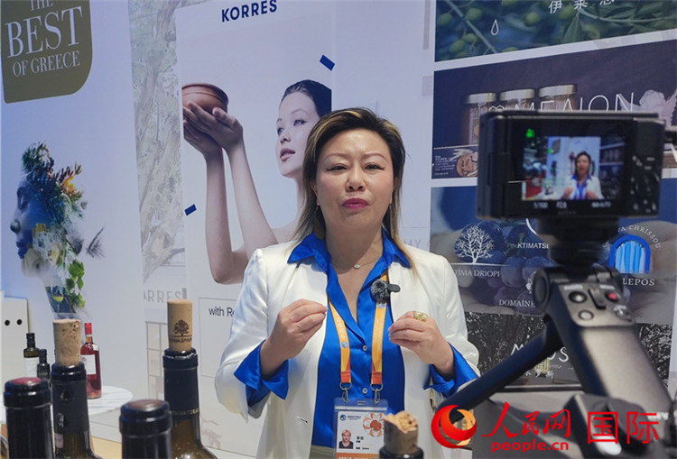 希華集團聯(lián)合創(chuàng)始人兼總裁索菲亞女士接受采訪。人民網(wǎng) 殷韜攝