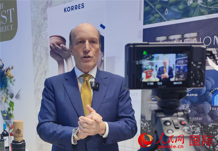 希華集團創(chuàng)始人兼首席執(zhí)行官甘德密先生接受采訪。人民網(wǎng) 殷韜攝