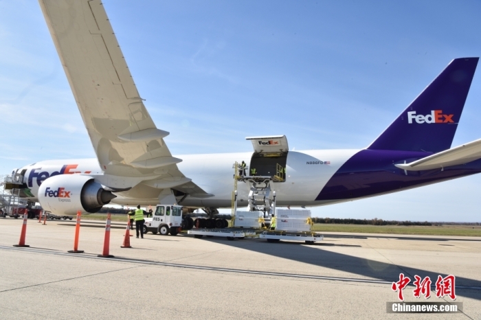 當(dāng)?shù)貢r(shí)間11月8日，美國(guó)華盛頓史密森學(xué)會(huì)國(guó)家動(dòng)物園的大熊貓“美香”“添添”和它們的幼崽“小奇跡”乘坐的專(zhuān)機(jī)從華盛頓杜勒斯國(guó)際機(jī)場(chǎng)起飛前往中國(guó)成都。圖為裝有大熊貓的特制“旅行箱”正在運(yùn)上專(zhuān)機(jī)。<a target='_blank' href='/'><p  align=