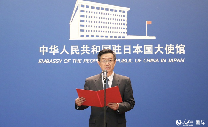 中國駐日本大使館教育處公使銜參贊杜柯偉宣讀獲獎人員名單。人民網(wǎng) 許可攝