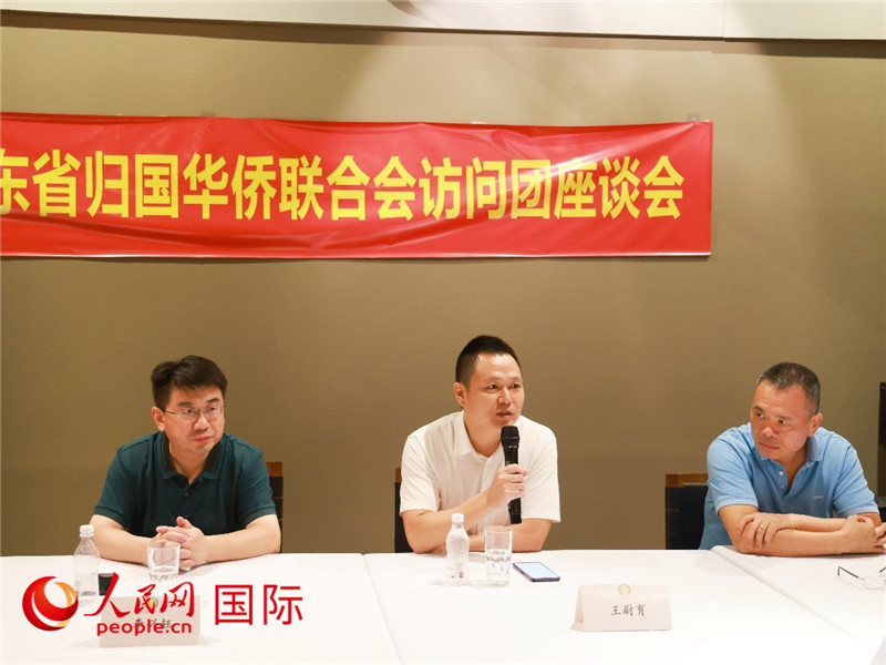 中國(guó)駐里約總領(lǐng)館副總領(lǐng)事王尉育（中）在座談會(huì)上致辭。人民網(wǎng)記者 陳海琪攝