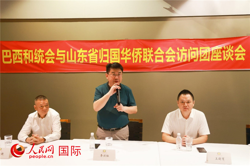 中國(guó)僑聯(lián)副主席、山東省僑聯(lián)主席李興鈺（中）在座談會(huì)上致辭。人民網(wǎng)記者 陳海琪攝