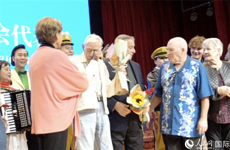 哈里·莫耶和代表團其他成員訪問昆明外國語學校，觀看講述飛虎隊開辟駝峰航線故事的音樂劇《翠堤長虹》，并與學校師生合唱《友誼地久天長》。人民網(wǎng) 趙瞳攝