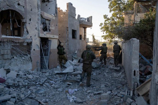 這張以色列國防軍11月12日發(fā)布的照片顯示，以軍地面部隊在加沙地帶北部開展軍事行動。新華社發(fā)