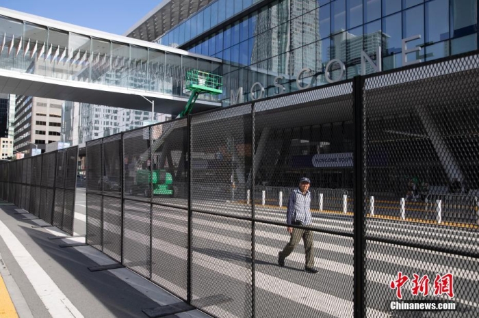 當(dāng)?shù)貢r(shí)間11月10日，一名行人從美國(guó)舊金山莫斯康中心周?chē)慕饘賴(lài)鷻谂越?jīng)過(guò)。隨著亞太經(jīng)合組織(APEC)第三十次領(lǐng)導(dǎo)人非正式會(huì)議臨近，作為會(huì)議場(chǎng)地的莫斯康中心附近出現(xiàn)金屬?lài)鷻?，?zhí)勤警察也大幅增加。<a target='_blank' href='/'><p  align=