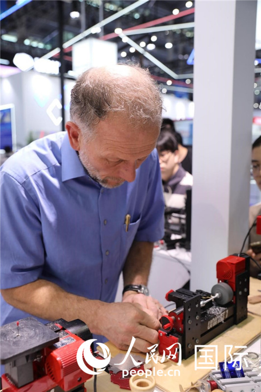 第25屆中國國際高新技術(shù)成果交易會15日在深圳開幕，圖為展商現(xiàn)場演示精密加工工具。人民網(wǎng)記者 魯揚攝