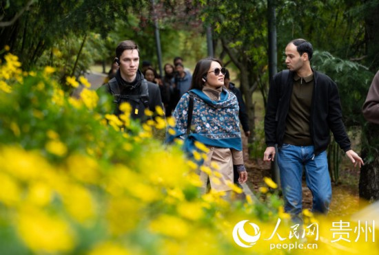 歐亞國家媒體記者走進(jìn)觀山湖公園。人民網(wǎng) 陽茜攝