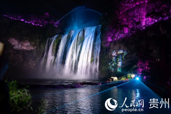 光影中的黃果樹大瀑布。人民網(wǎng) 陽茜攝