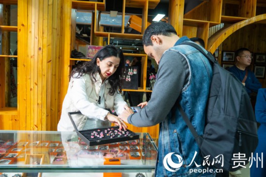 歐亞國家記者拍攝記錄黔東南州施洞鎮(zhèn)民族手工藝品。人民網(wǎng) 陽茜攝