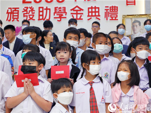 圖為出席嘉賓和現(xiàn)場(chǎng)獲獎(jiǎng)學(xué)生合影留念。人民網(wǎng)記者 白元琪攝