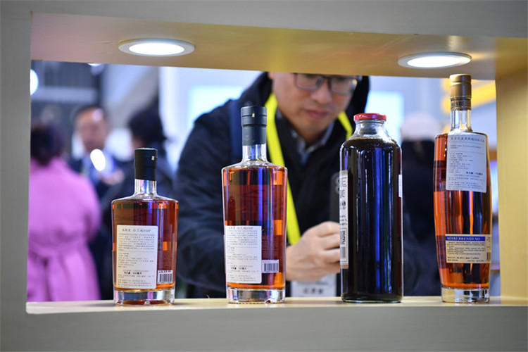 11月16日，觀眾在第七屆絲博會(huì)上參觀阿塞拜疆展位上的酒水產(chǎn)品。新華社記者 邵瑞 攝