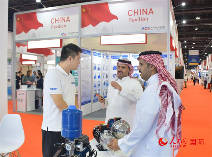 中企代表與外方嘉賓交流。人民網(wǎng) 塔里克·易卜拉欣攝