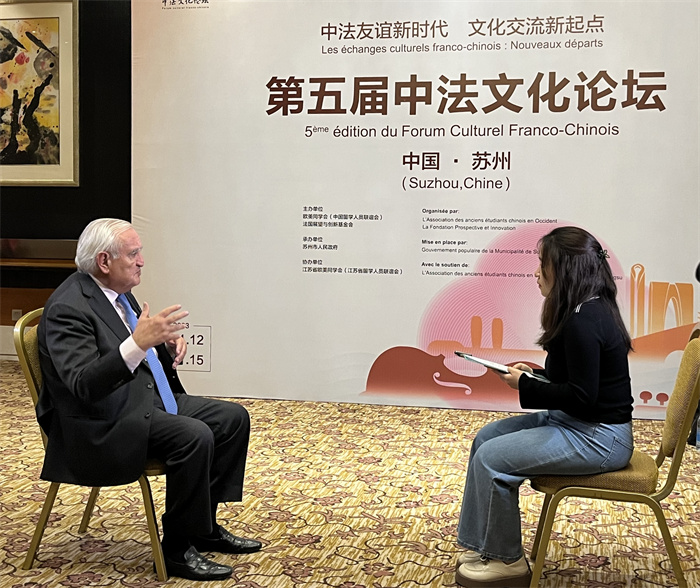 法國前總理、法國展望與創(chuàng)新基金會主席讓-皮埃爾·拉法蘭接受人民網(wǎng)的采訪。（國際在線供圖）