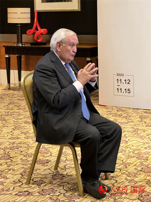 法國前總理、法國展望與創(chuàng)新基金會主席讓-皮埃爾·拉法蘭接受人民網(wǎng)的采訪。（人民網(wǎng) 謝瑩攝）