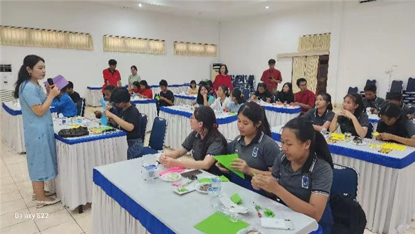 巴陵康孔子學(xué)院中方院長朱敏霞講解中國的二十四節(jié)氣。主辦方供圖