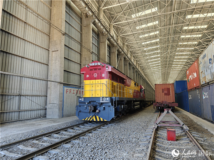 換裝完畢的中歐班列即將從換裝庫(kù)內(nèi)駛出。人民網(wǎng)記者 劉潔妍攝