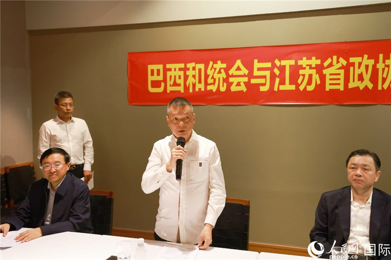 巴西和統(tǒng)會會長王俊曉（中）在座談會上致辭。人民網記者 陳海琪攝