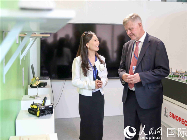 嘉賓參觀中國角展示。人民網(wǎng) 塔里克·易卜拉欣攝