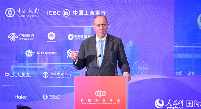 英國商業(yè)貿(mào)易部國務(wù)大臣（投資大臣）多米尼克·約翰遜與會。人民網(wǎng) 郭錦標(biāo)攝