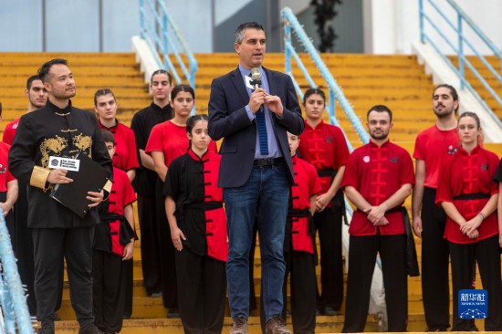 12月2日，希臘文化部副部長赫里斯托斯·季馬斯（中）在希臘雅典圣誕劇場舉行的“中希國際戲劇節(jié)”開幕式上講話。新華社發(fā)（馬里奧斯·羅洛斯攝）