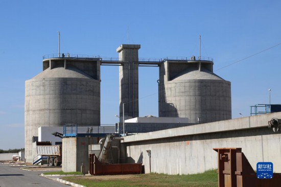 這是11月28日在突尼斯蘇塞市拍攝的中企承接建造的哈姆敦污水處理站一角。位于北非的突尼斯連續(xù)數(shù)年遭遇干旱，居民生活和農業(yè)生產受到嚴重影響。突尼斯媒體近日報道了中企承接的突尼斯南部蘇塞市污水處理廠項目，稱贊它不僅為當?shù)剞r民提供了穩(wěn)定的灌溉水源，還減少了環(huán)境污染。新華社記者 黃靈 攝