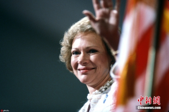 當(dāng)?shù)貢r(shí)間11月19日，卡特中心宣布，美國(guó)前第一夫人羅莎琳·卡特于當(dāng)天去世，享年96歲。根據(jù)卡特中心發(fā)布的聲明，在家人的陪伴下，羅莎琳·卡特在佐治亞州普萊恩斯的家中平靜地去世。卡特中心17日宣布，羅莎琳·卡特開始接受臨終關(guān)懷。圖為羅莎琳·卡特資料圖。圖/ICphoto