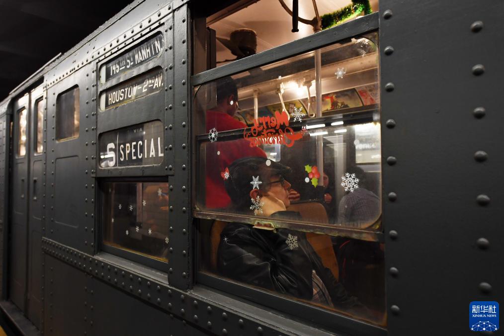 12月2日，在美國(guó)紐約，人們乘坐“懷舊地鐵”專(zhuān)列。新華社記者 李睿 攝